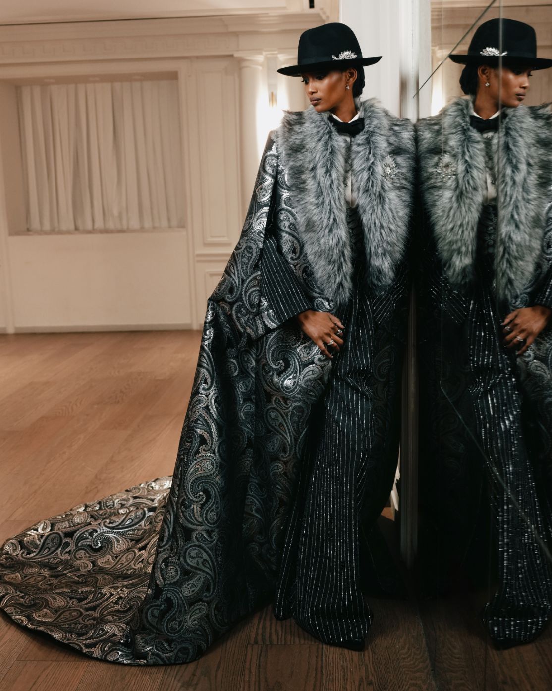 Le costume en flanelle mélangée au charbon de bois sur mesure d’Ugbad Abdi était orné de rayures argentées scintillantes.