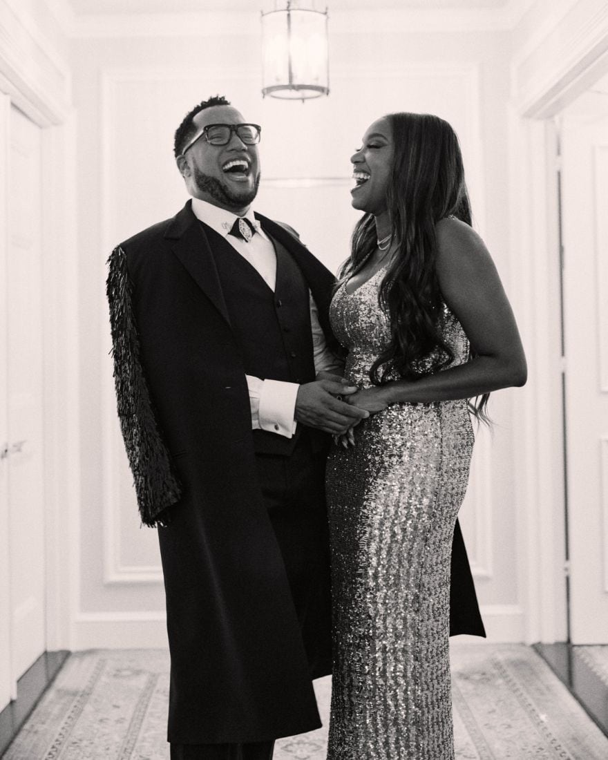 Branden Jacobs-Jenkins portait un caban en drap de laine noir avec des manches ornées de franges en sequins brodées à la main, issu de la collection Michael Kors, accompagné d’un gilet en drap de laine noir et d’un pantalon de smoking en sergé de laine.