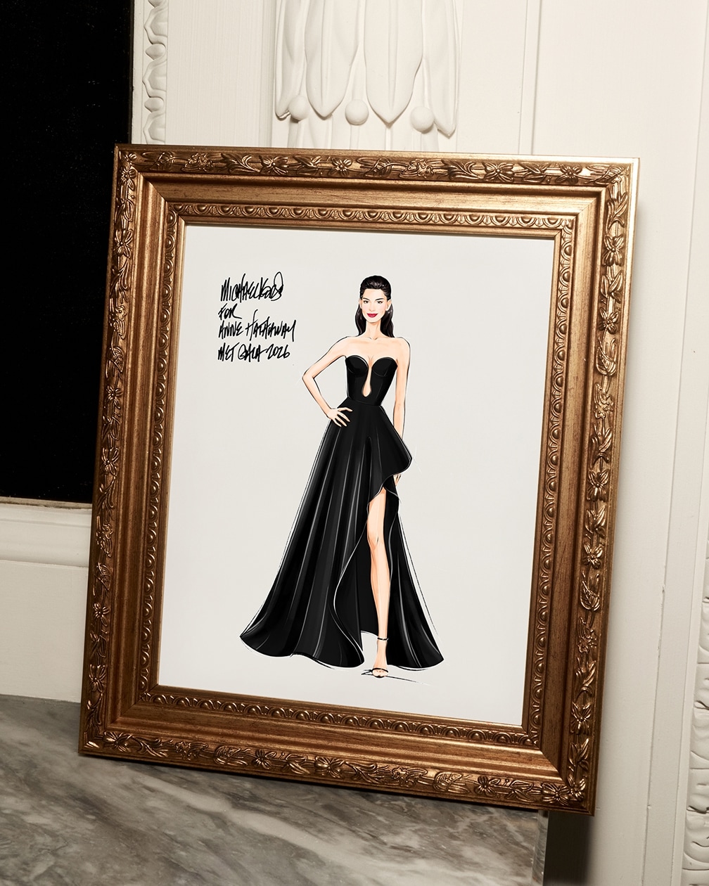 le croquis de la robe bustier en mikado dans un cadre dor&eacute;