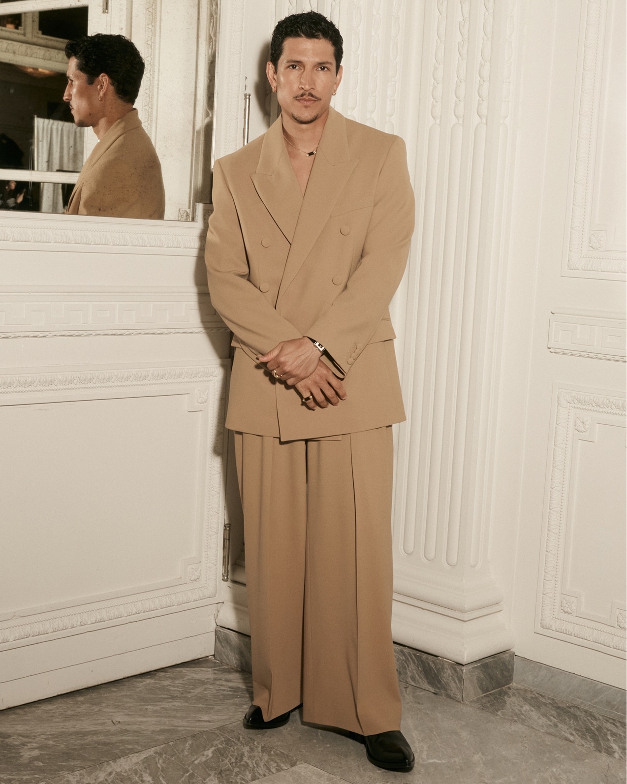 danny ramirez portant un tuxedo crois&eacute; en cr&ecirc;pe couleur h&acirc;l&eacute; michael kors collection