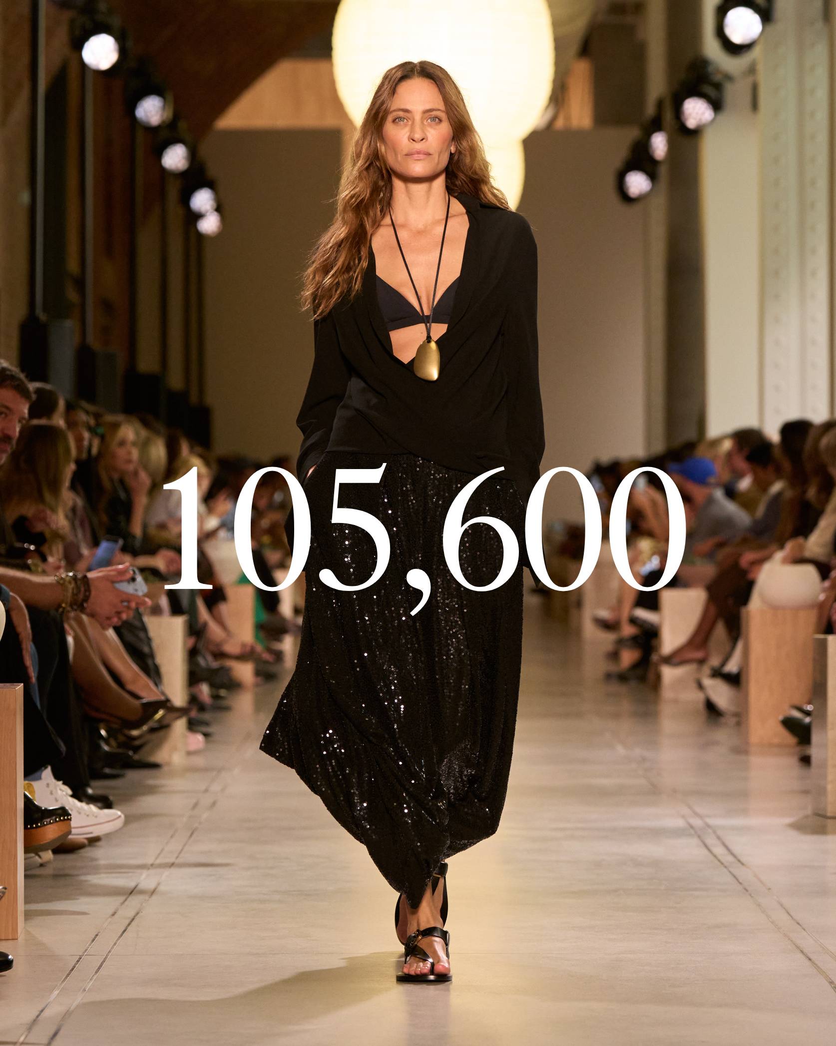 105 600 paillettes cousues à la main