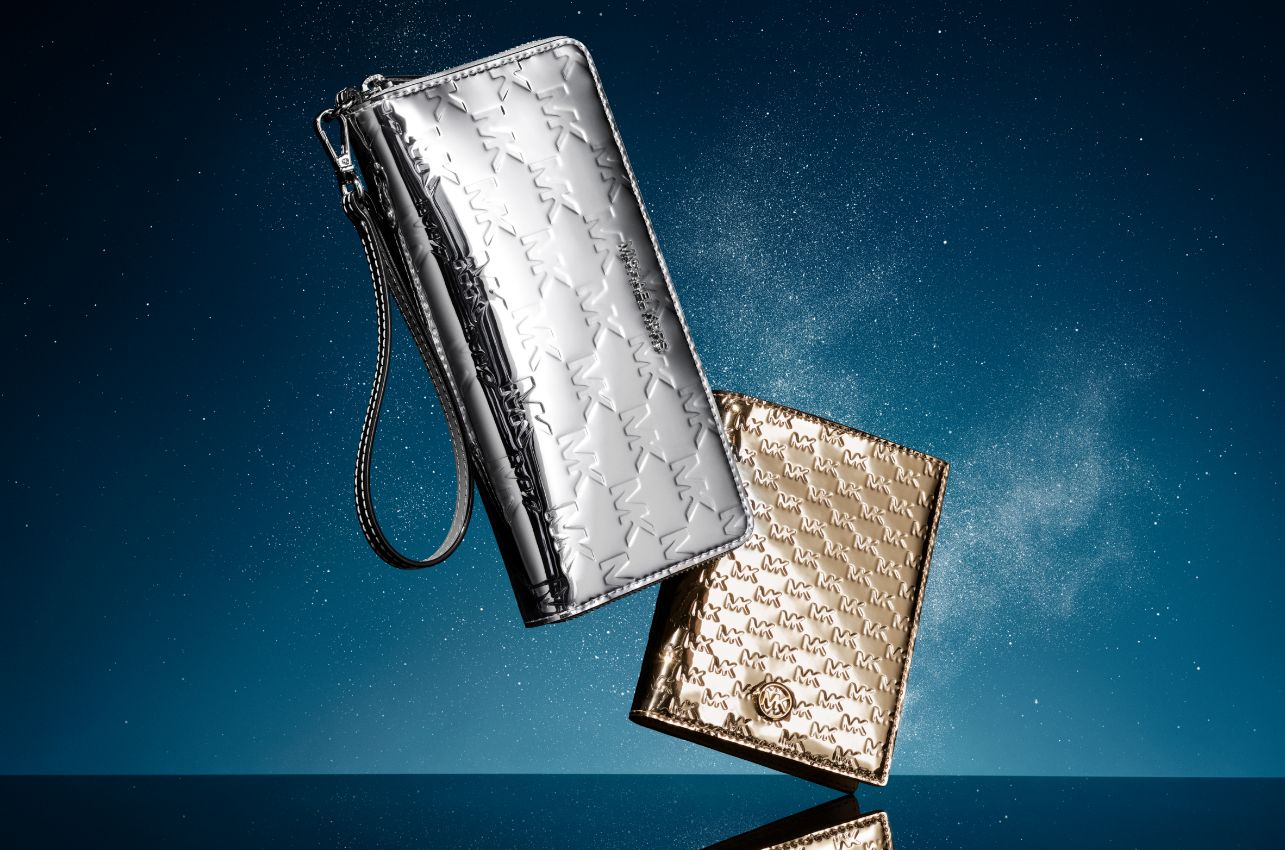 billeteras en tonos plateado y dorado