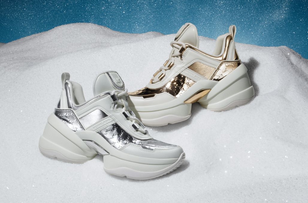 zapatos deportivos en tonos plateado y dorado