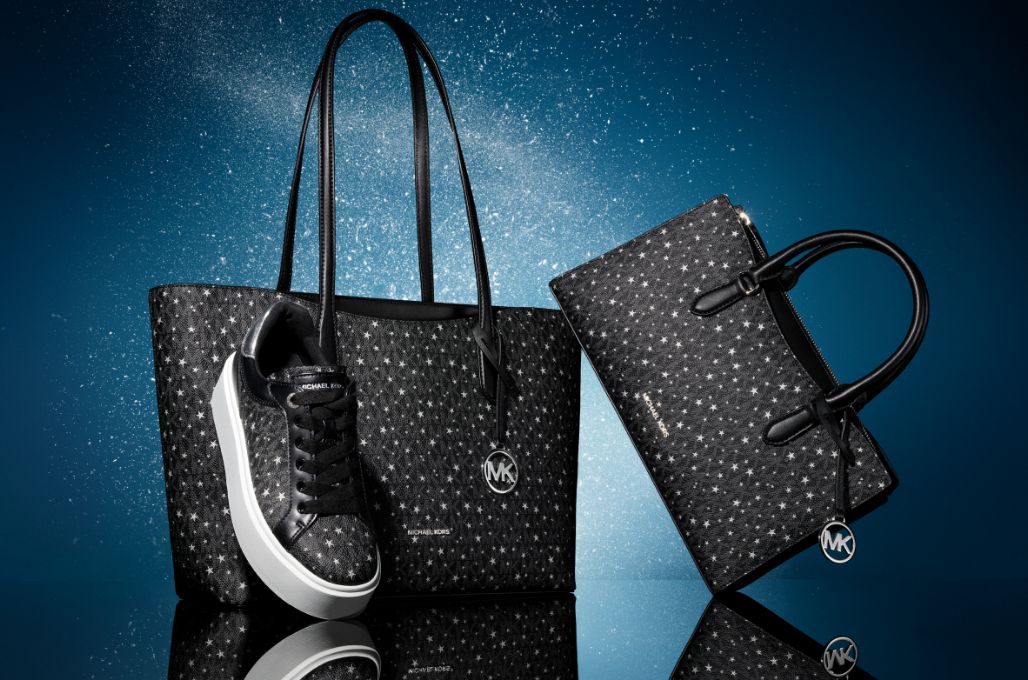 bolso de mano y zapato deportivo con estampado de estrellas