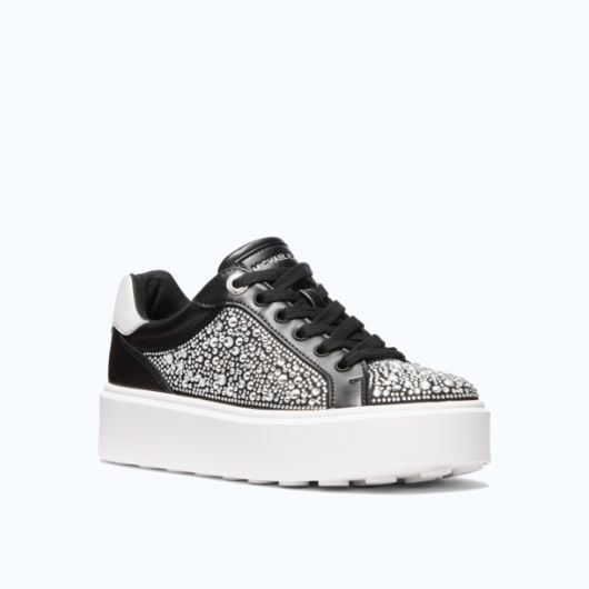 zapatilla con pedrería