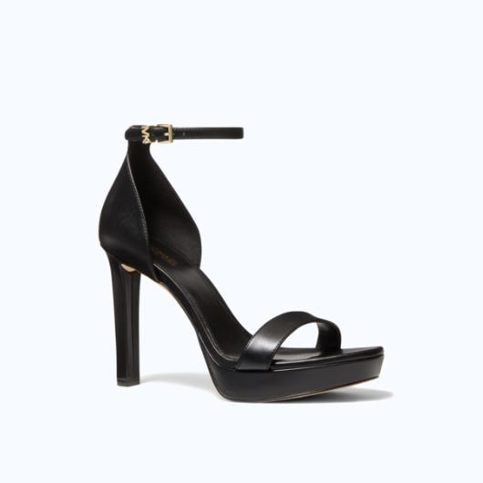 sandalia en tono negro