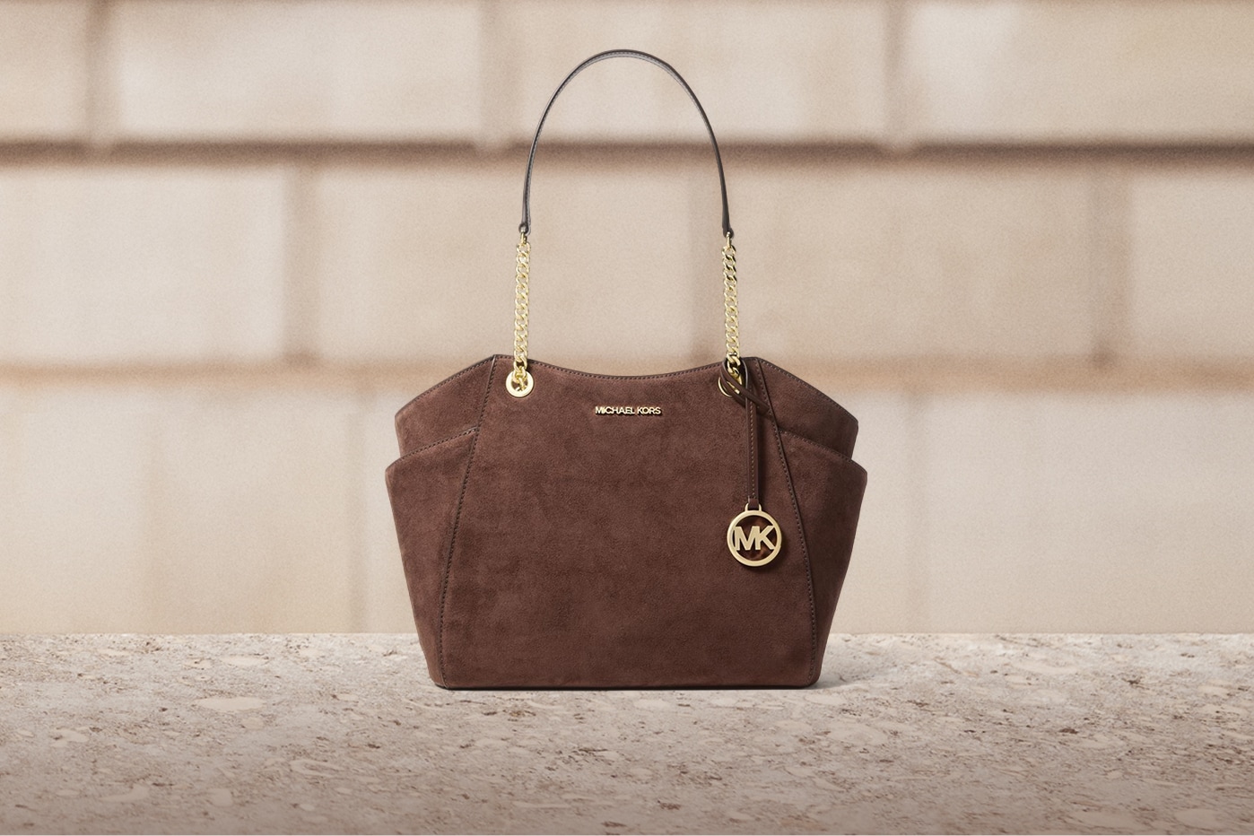 bolso de gamuza en tono chocolate