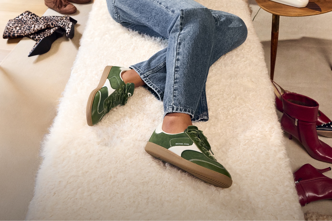 mannequin portant des espadrilles vertes