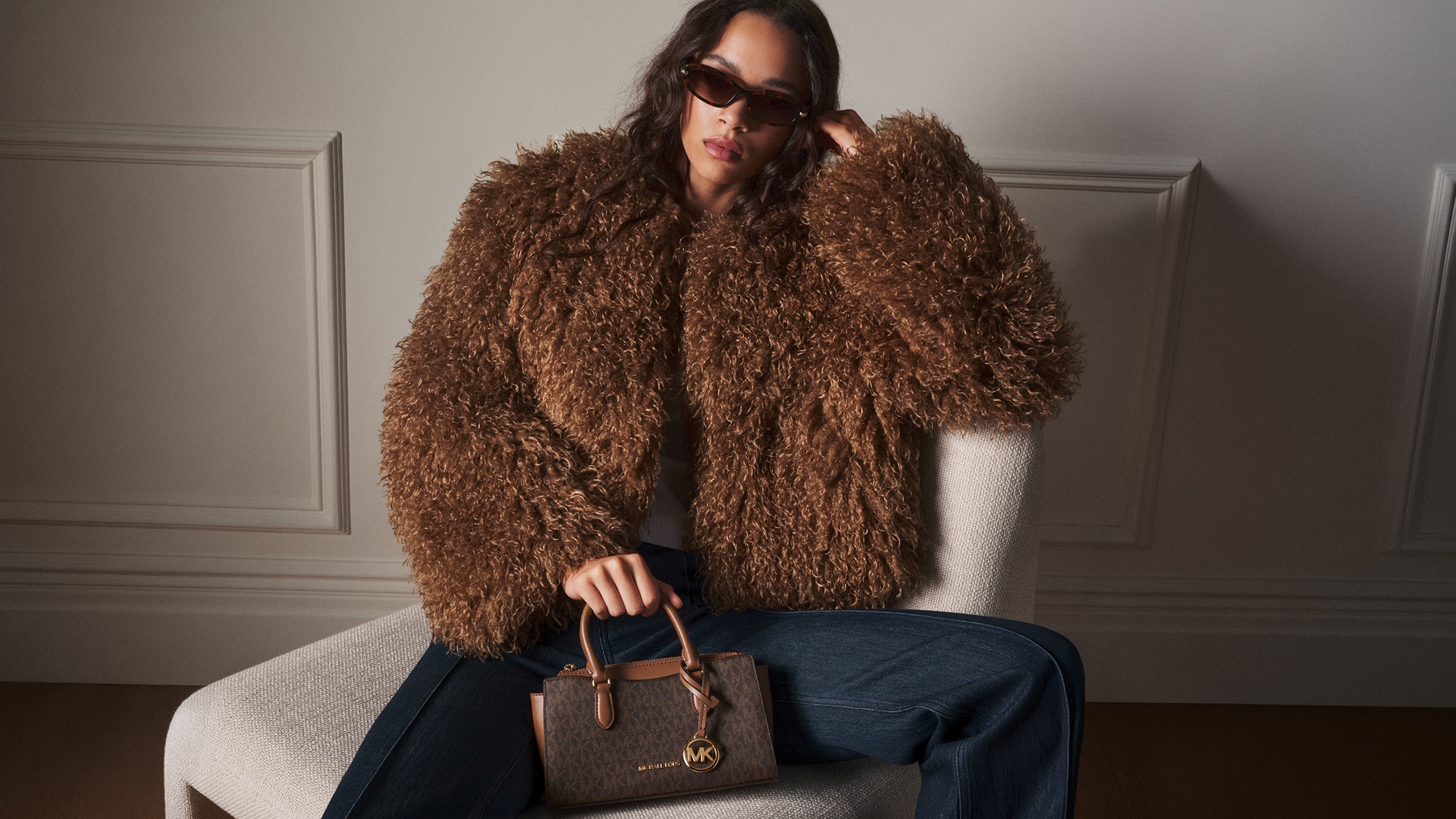 mannequin portant un manteau en laine brune avec sac &agrave; main arden brun