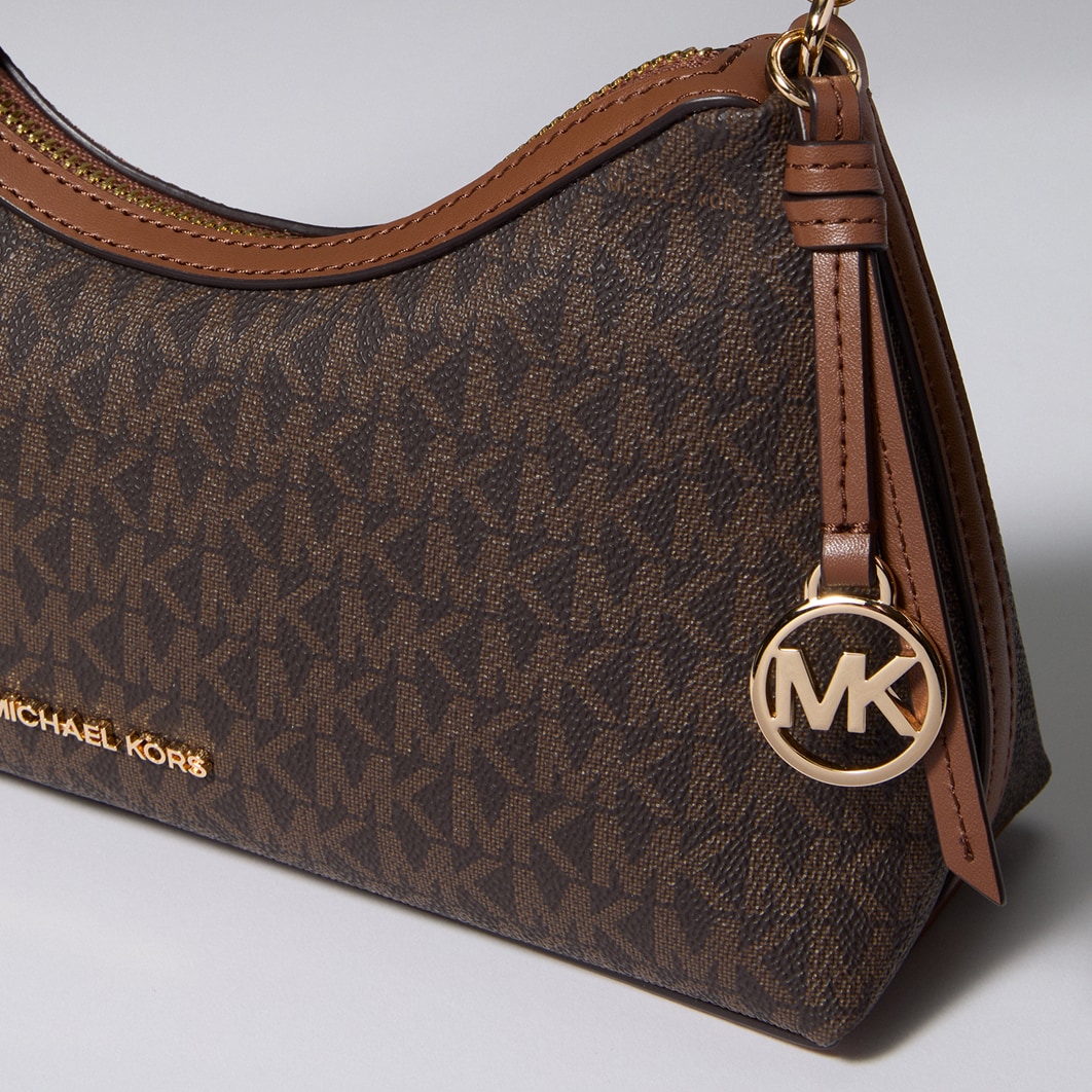 bolso de mano sammy en tono marr&oacute;n con logotipo y llavero