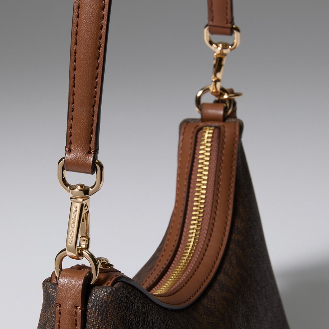 bolso de mano Sammy en tono marr&oacute;n con logotipo y asa superior