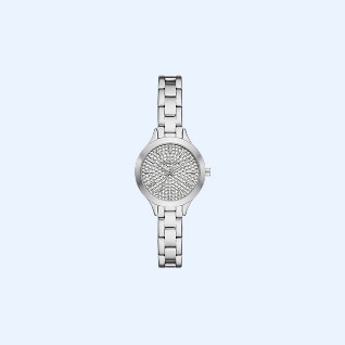 reloj en tono plateado