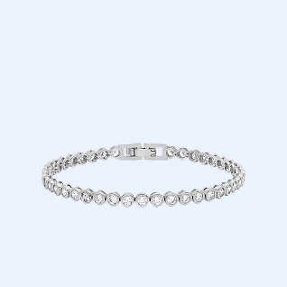 pulsera con tachuelas en tono plateado