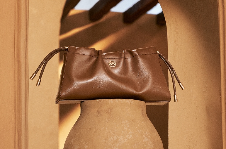 bolso de mano de piel en tono marr&oacute;n