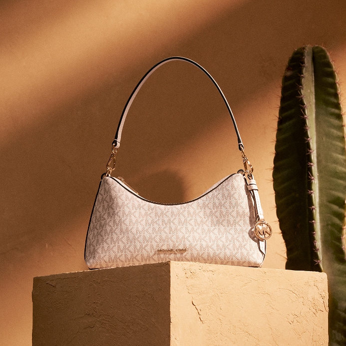 bolso de mano de piel en tono crema con logotipo