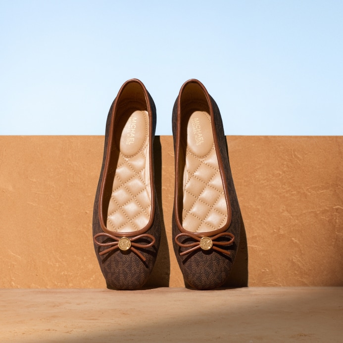 zapatos planos de piel en tono marr&oacute;n con logotipo