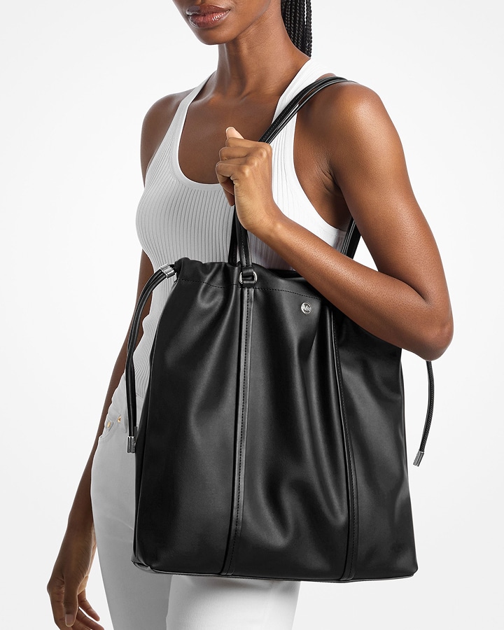 model with black matilda tote bag