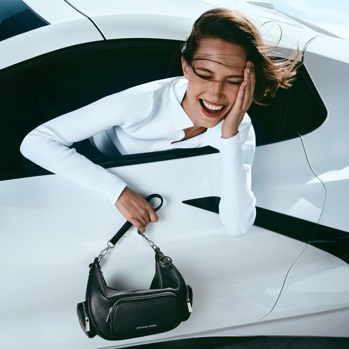 modelo sosteniendo el bolso merritt en tono negro