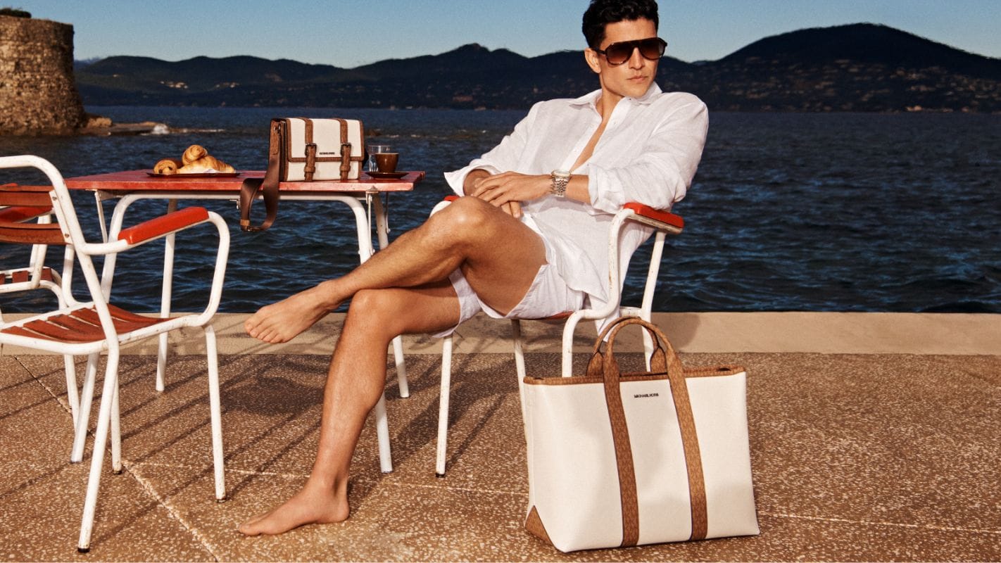 mannequin portant une chemise blanche boutonn&eacute;e et des shorts avec des lunettes de soleil