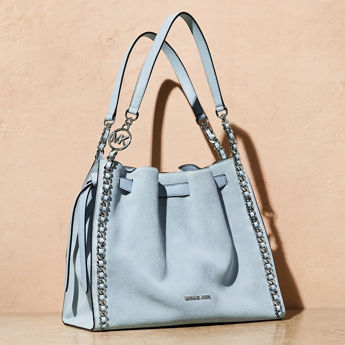 bolso de mano mina de gamuza en tono azul claro