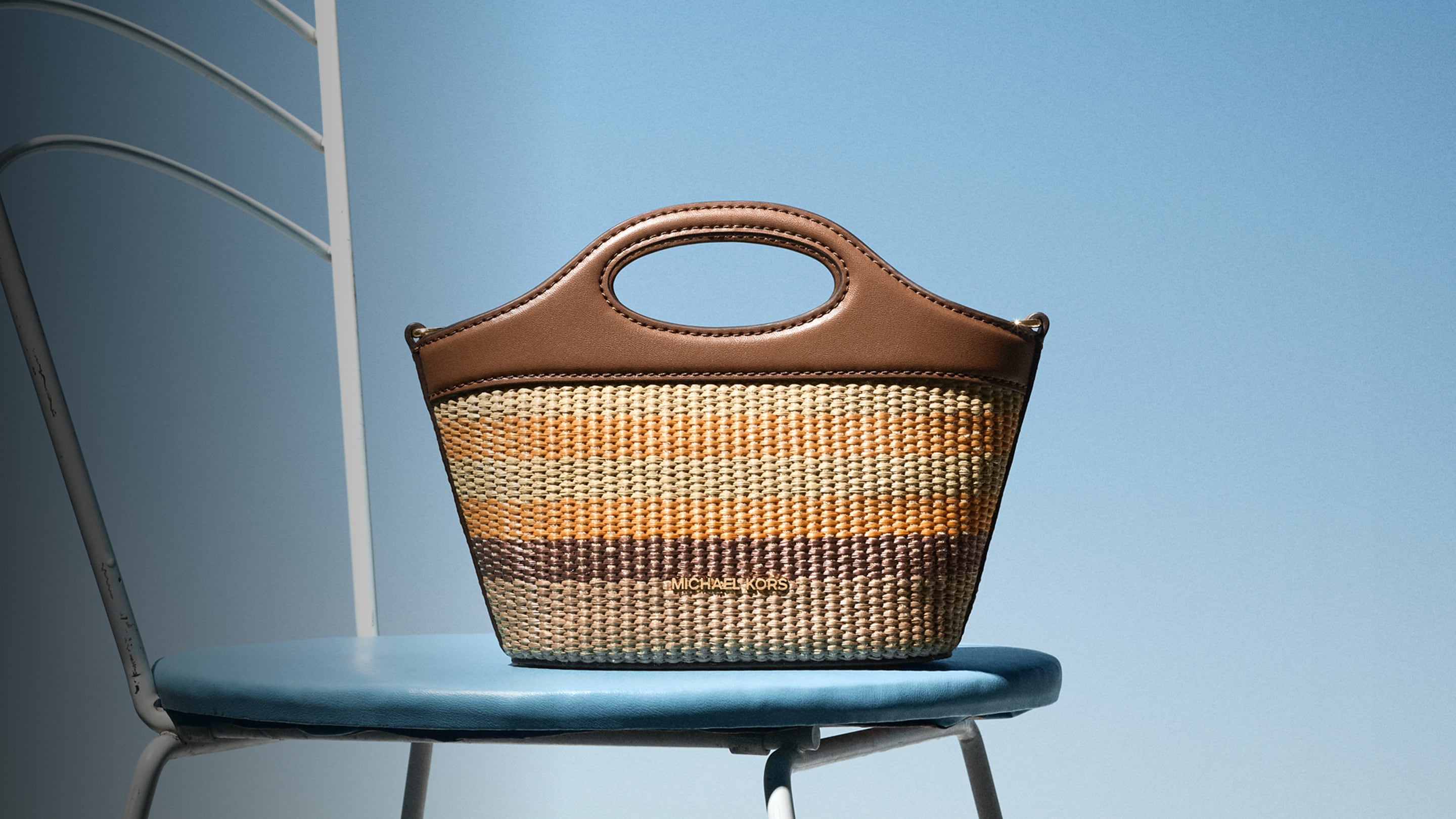 bolso de mano tejido en tonos marr&oacute;n y naranja