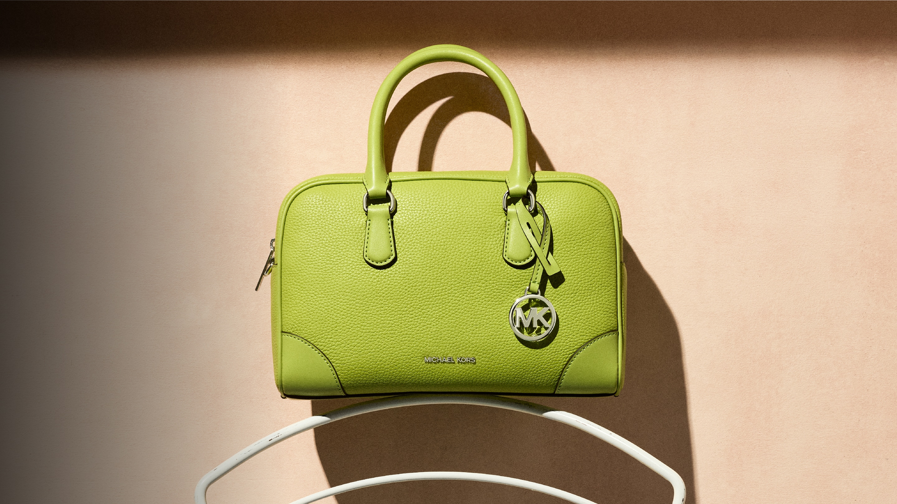 bolso de piel en tono verde lima