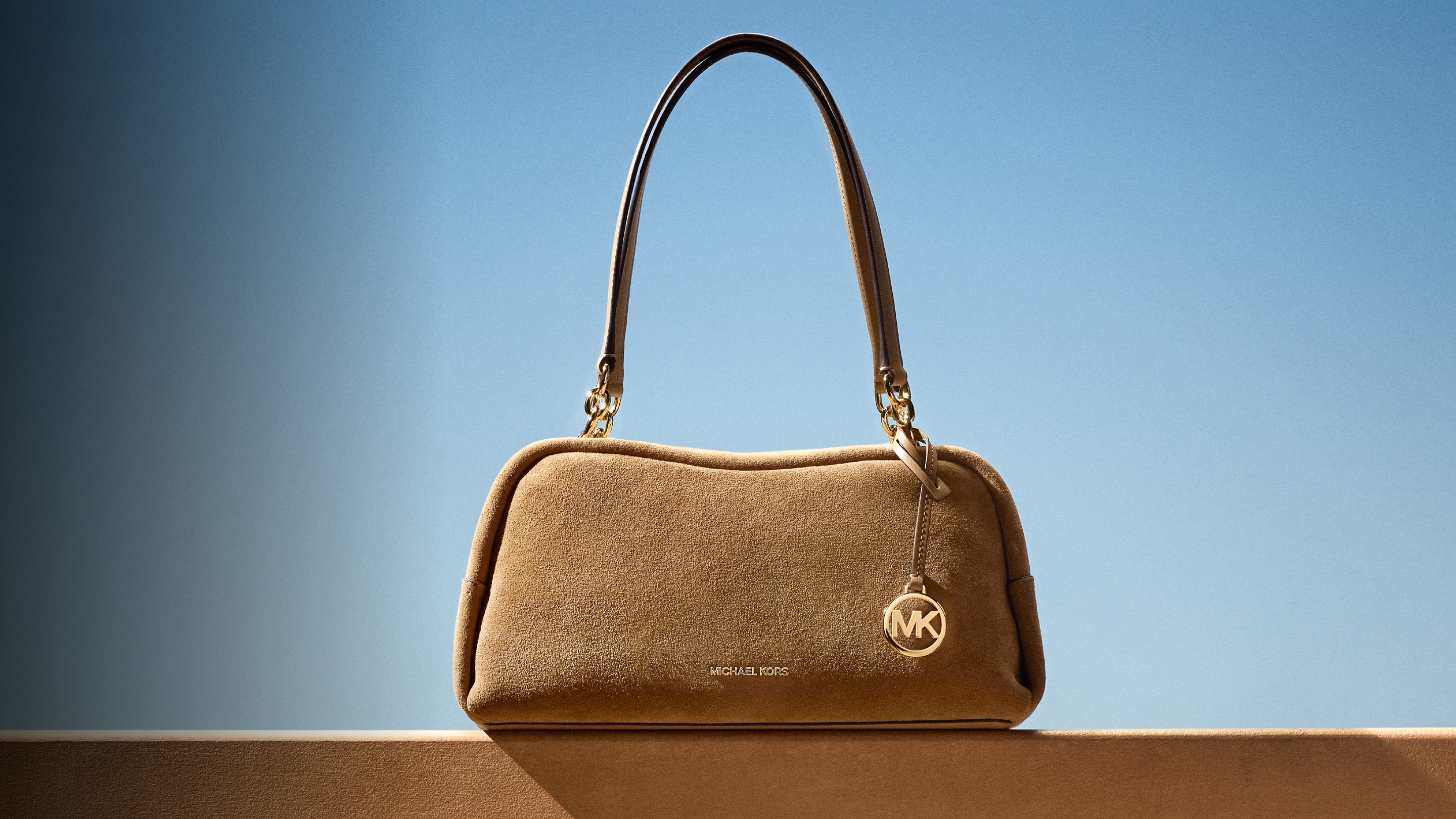 bolso de mano de gamuza en tono marr&oacute;n