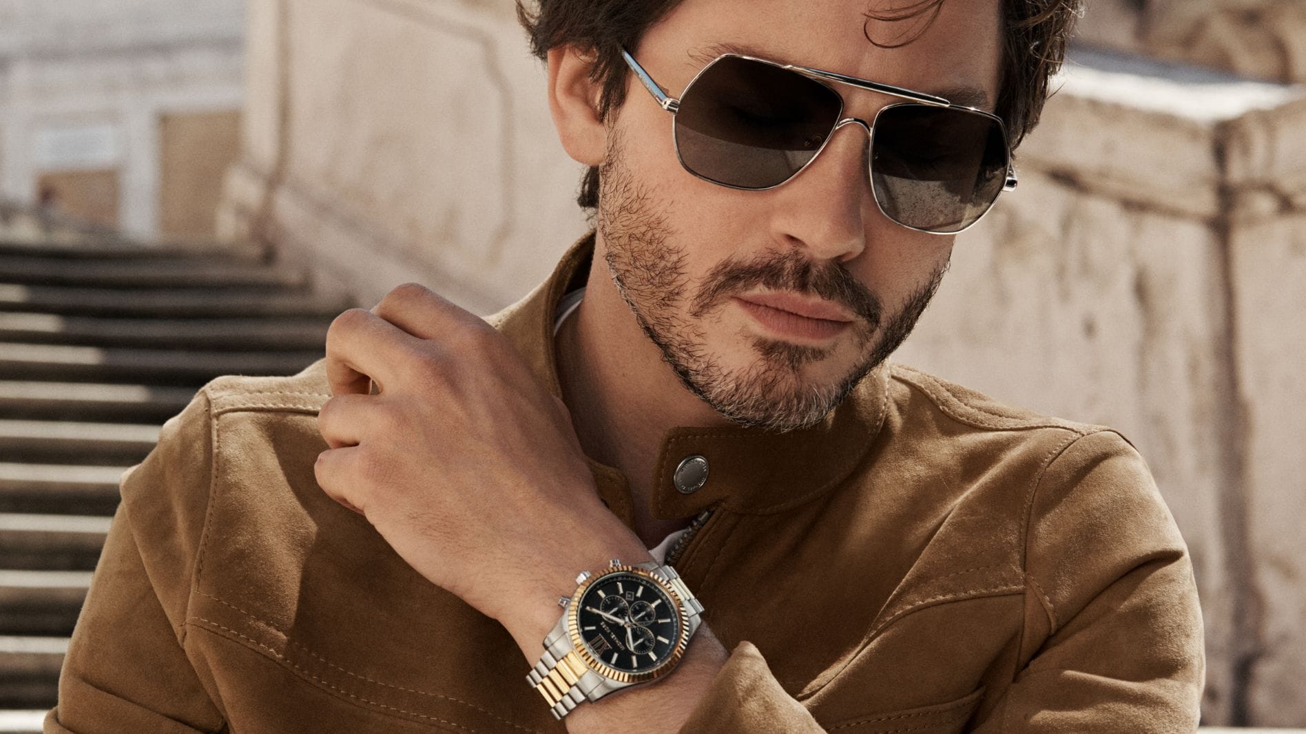 logan avec une montre de ton or et de ton argent