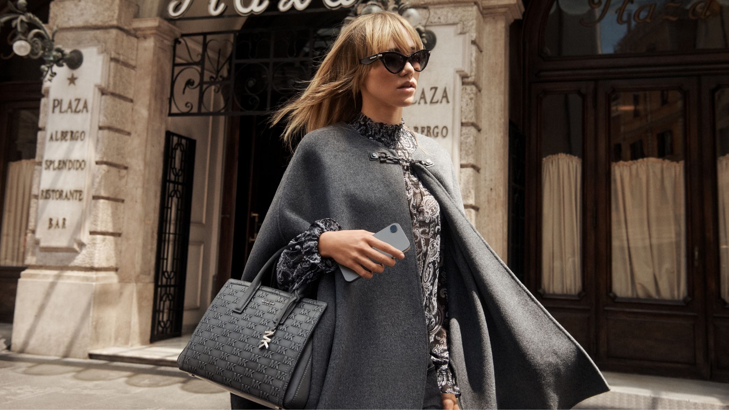 suki avec une sacoche grise