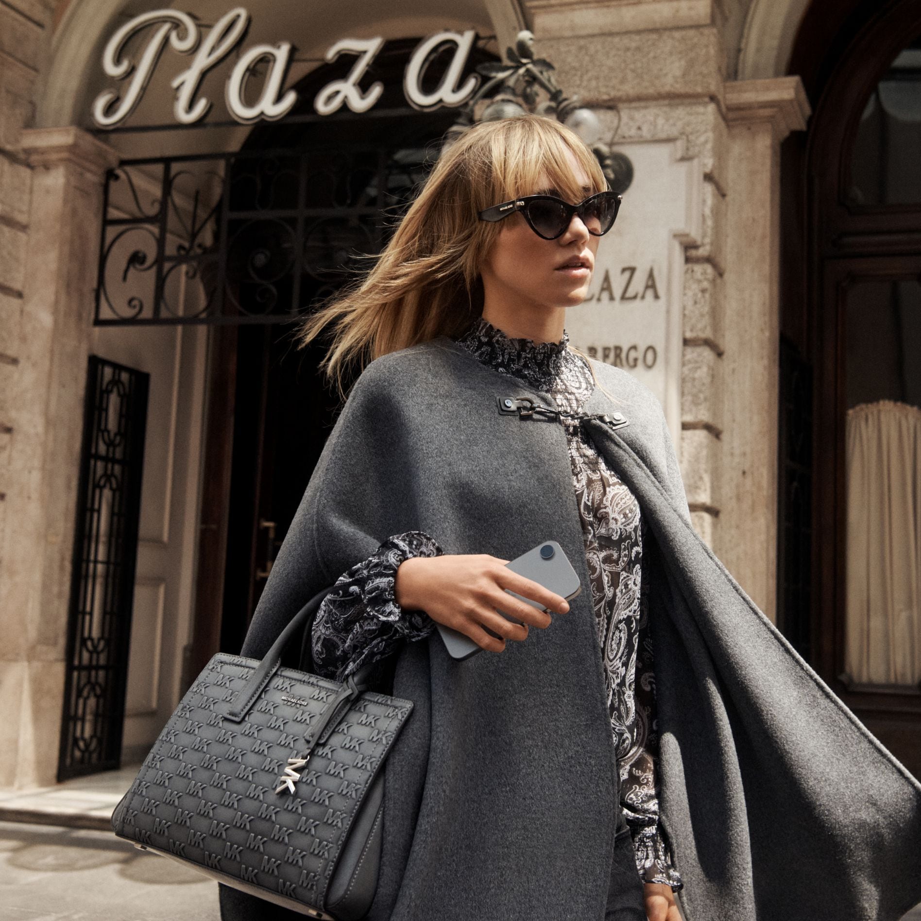 suki avec une sacoche grise