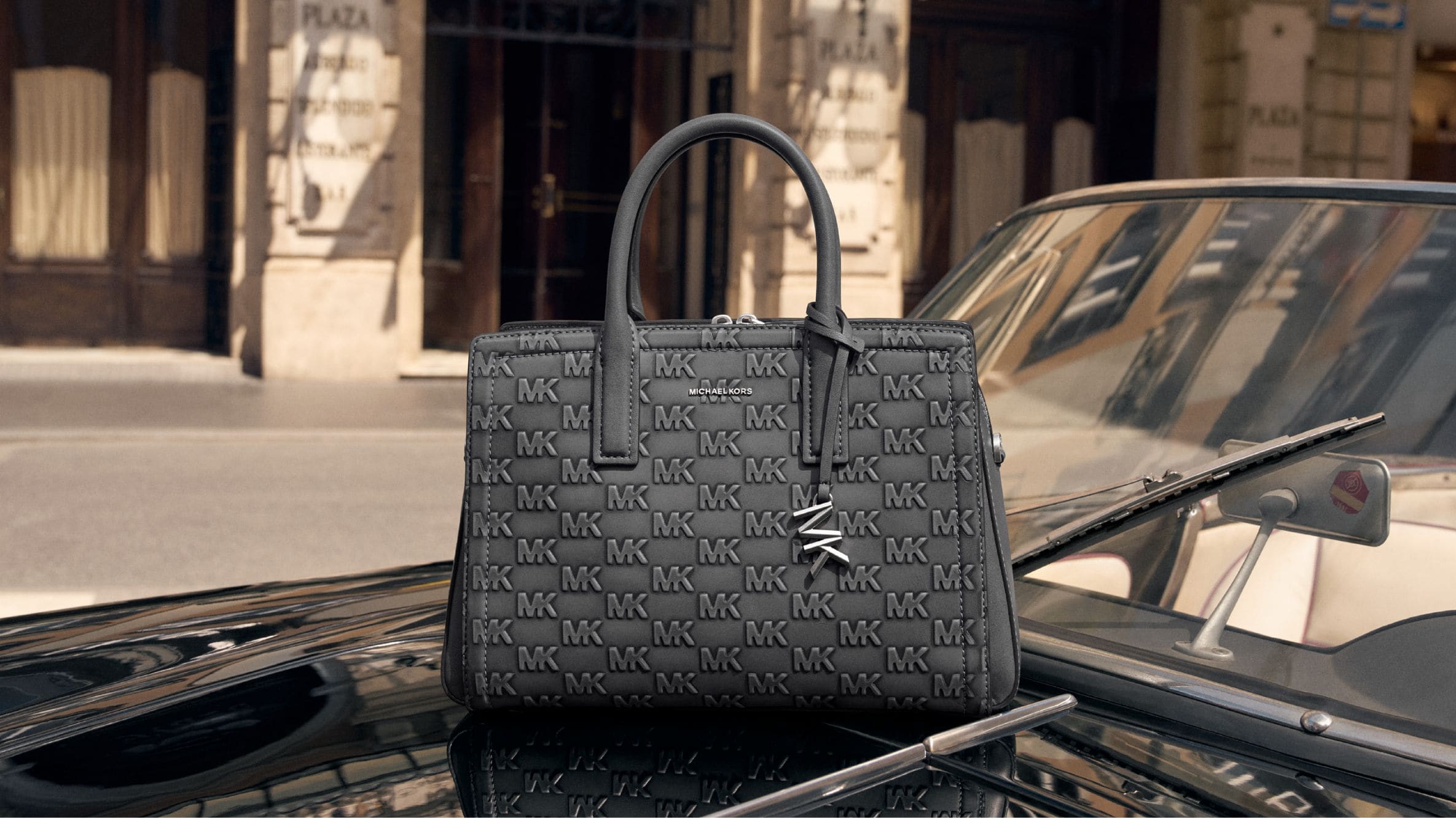 sac à main gris à logo