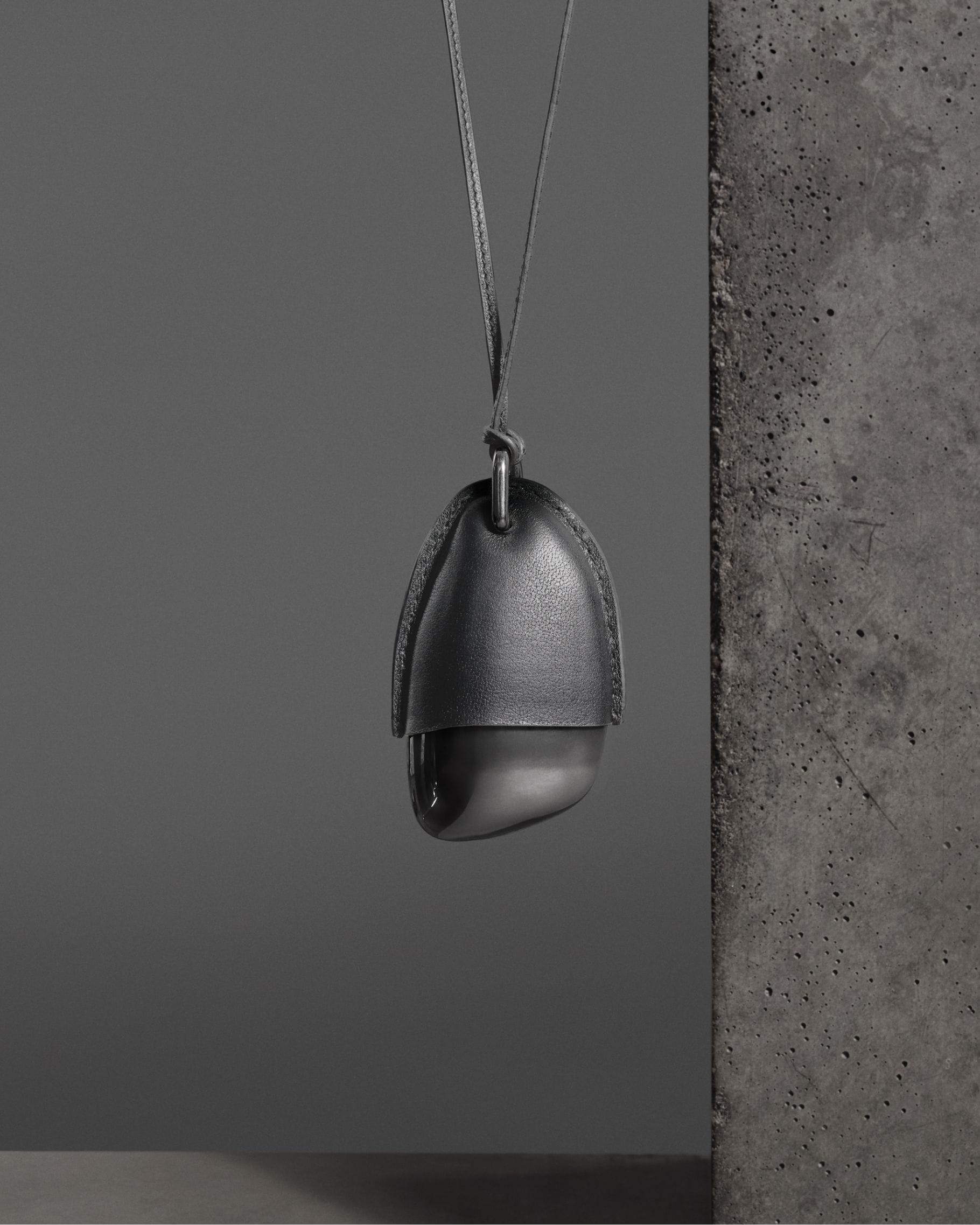 accesorio collar en tono gris