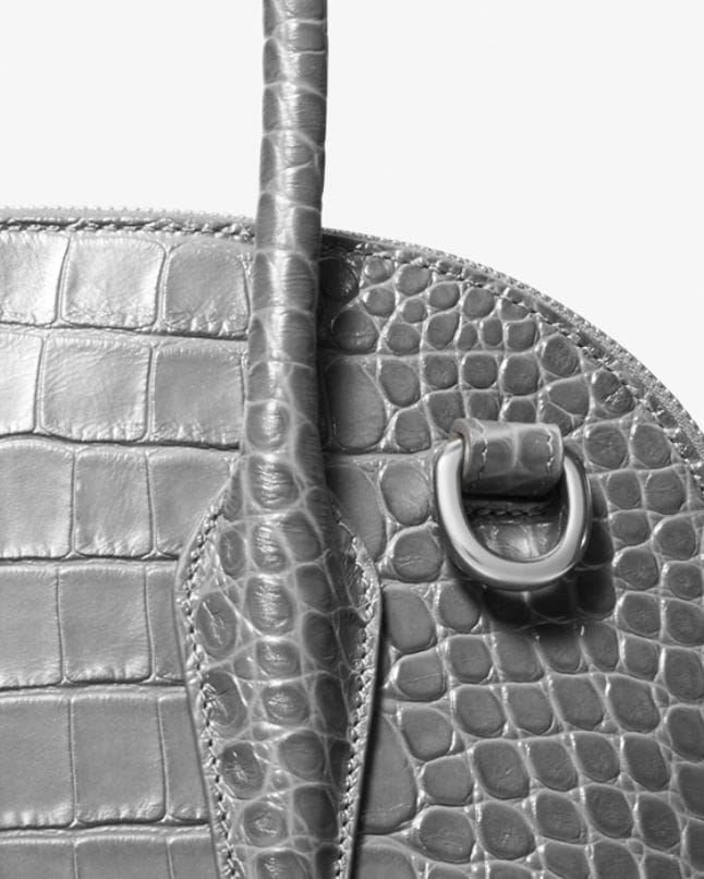 bolso de mano de piel de cocodrilo en tono gris