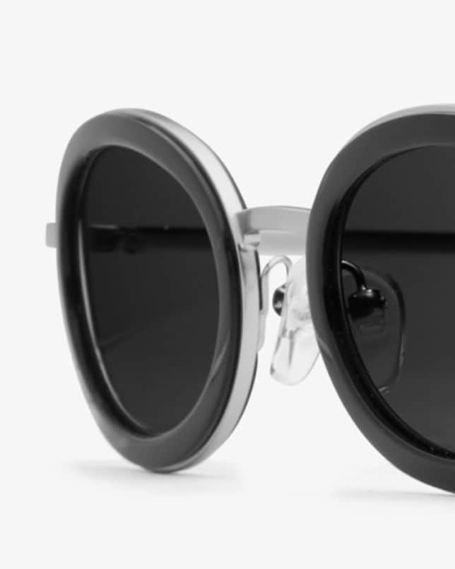 gafas de sol redondas en tono gris