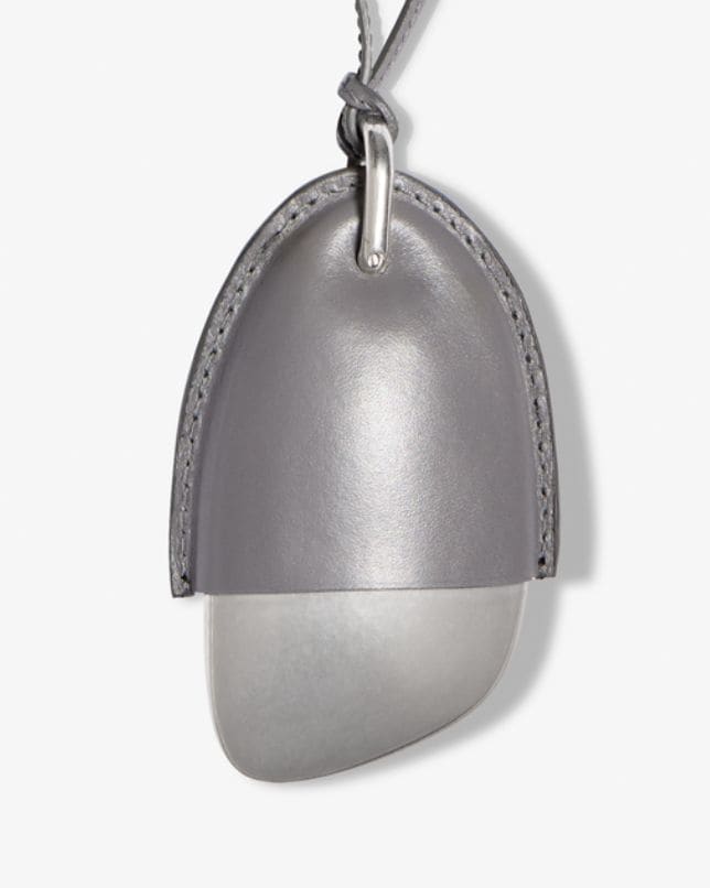 accesorio collar en tono gris