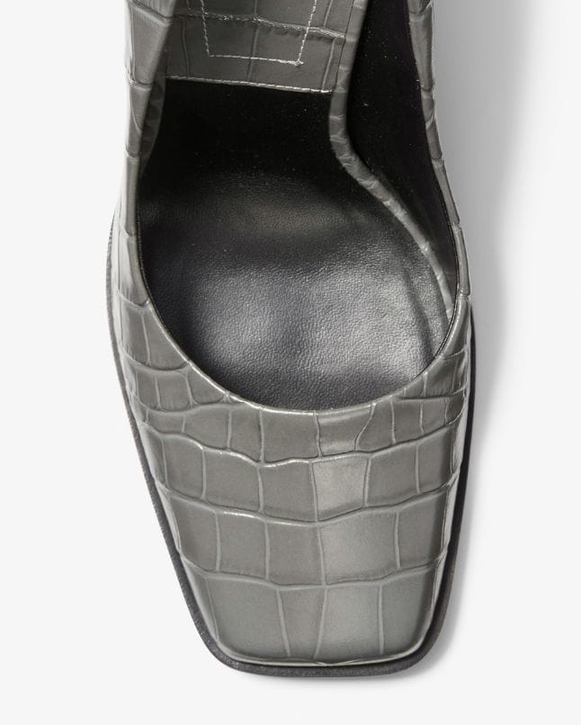 zapato plano de piel de cocodrilo en tono gris
