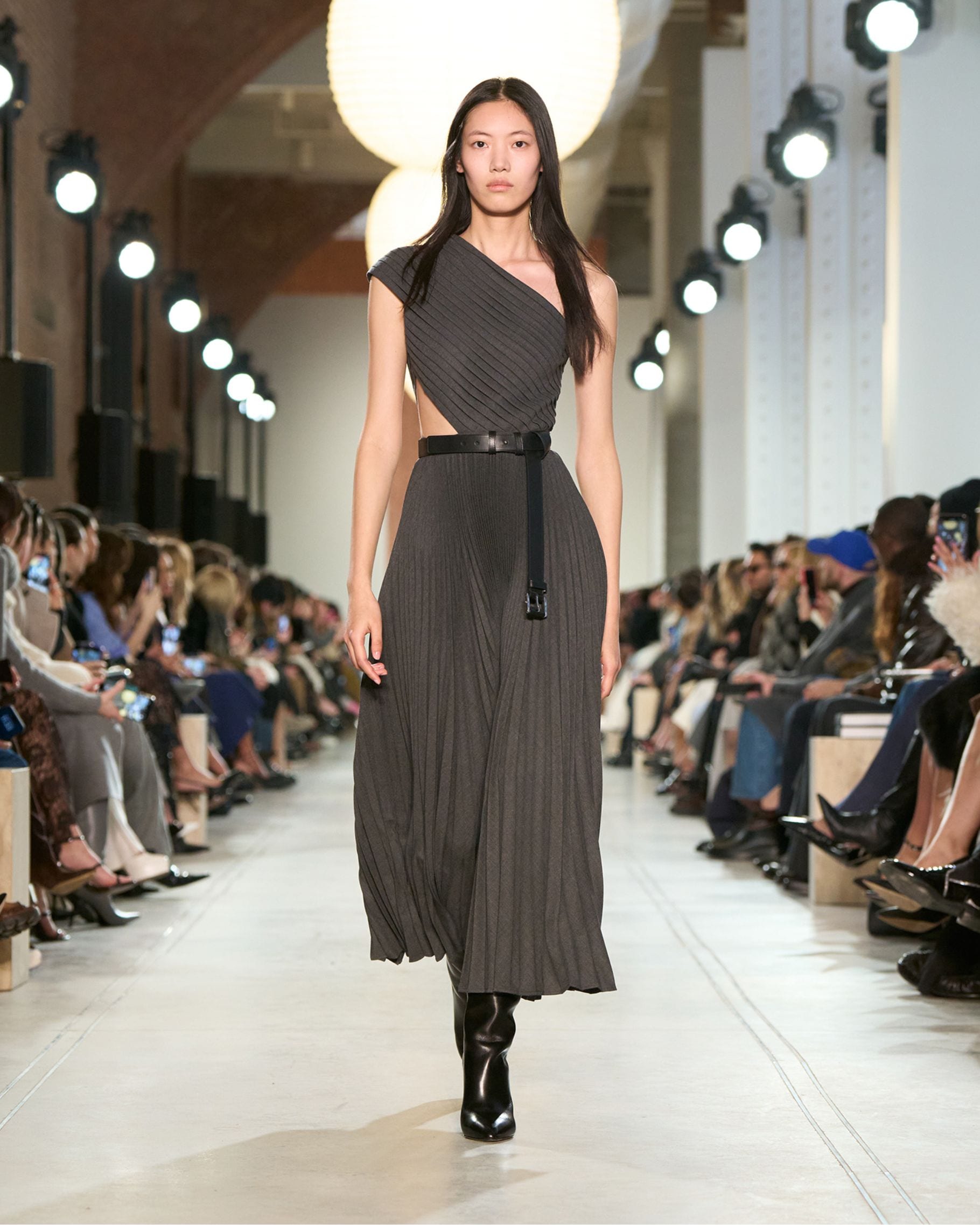 modelo con vestido plisado