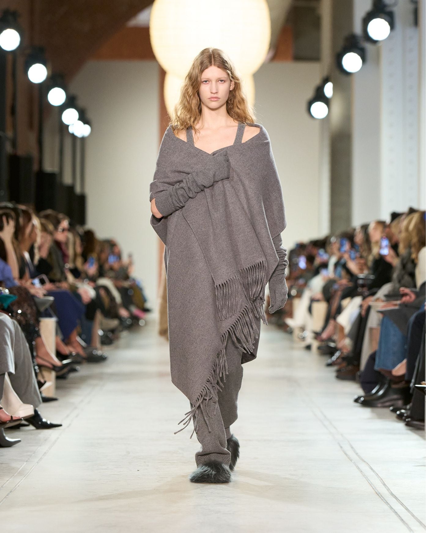 modelo con prendas de punto en tono gris