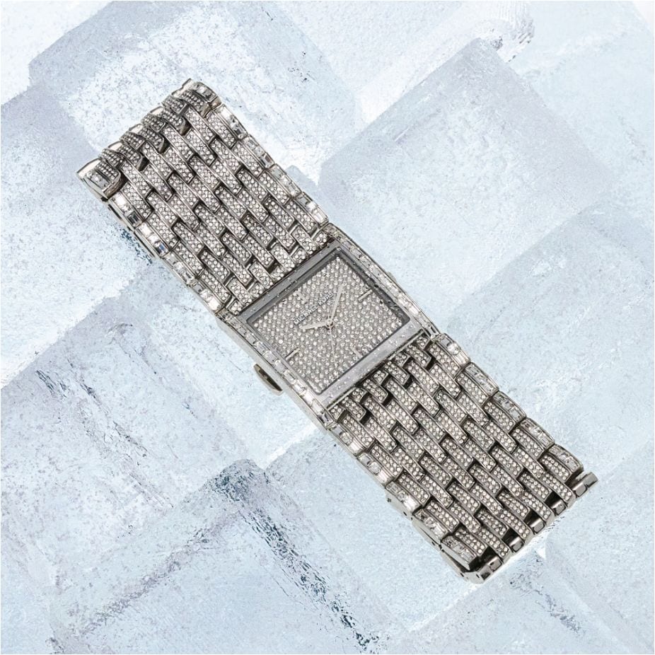 reloj en tono plateado