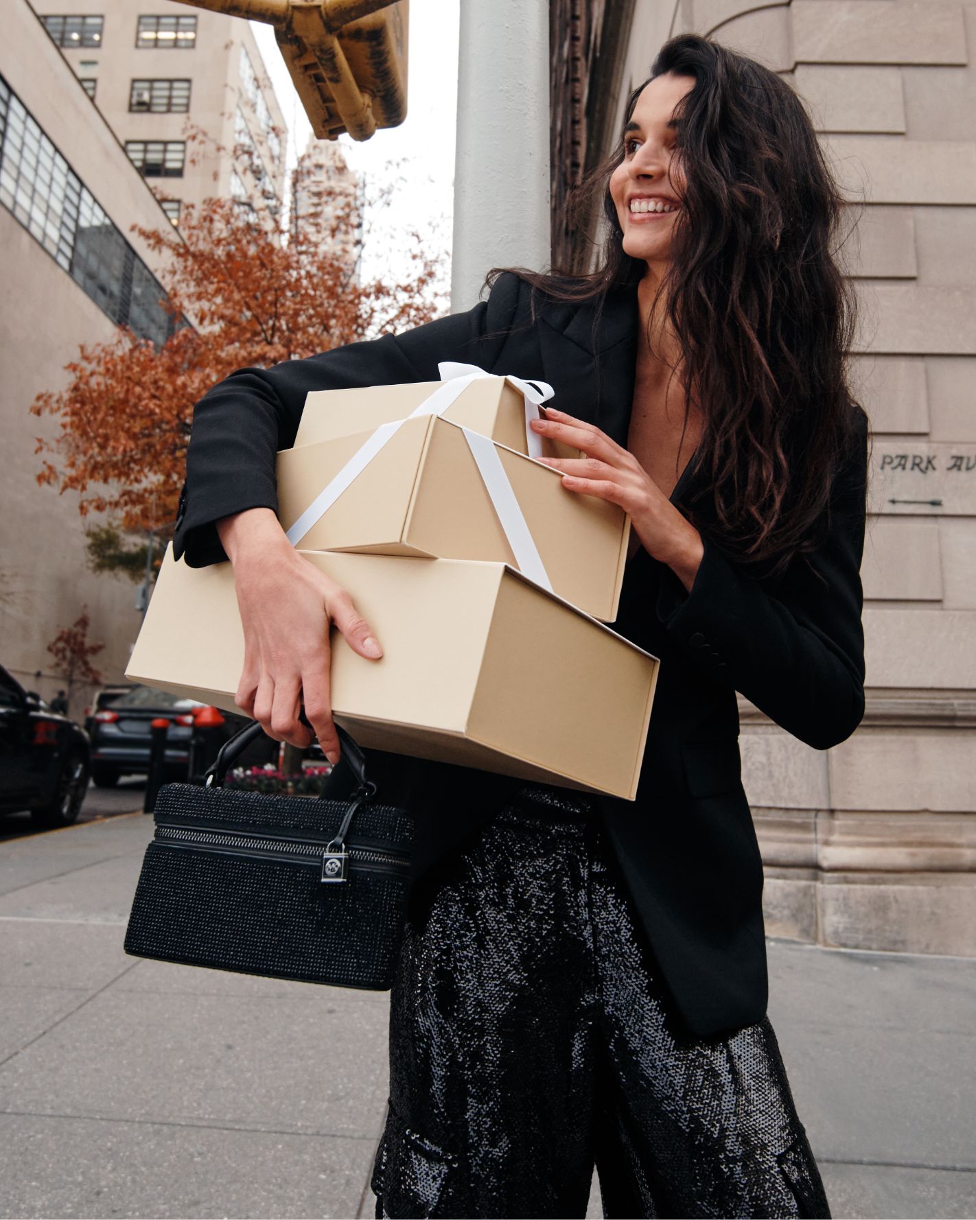 modelo con regalos michael kors en las calles de nueva york
