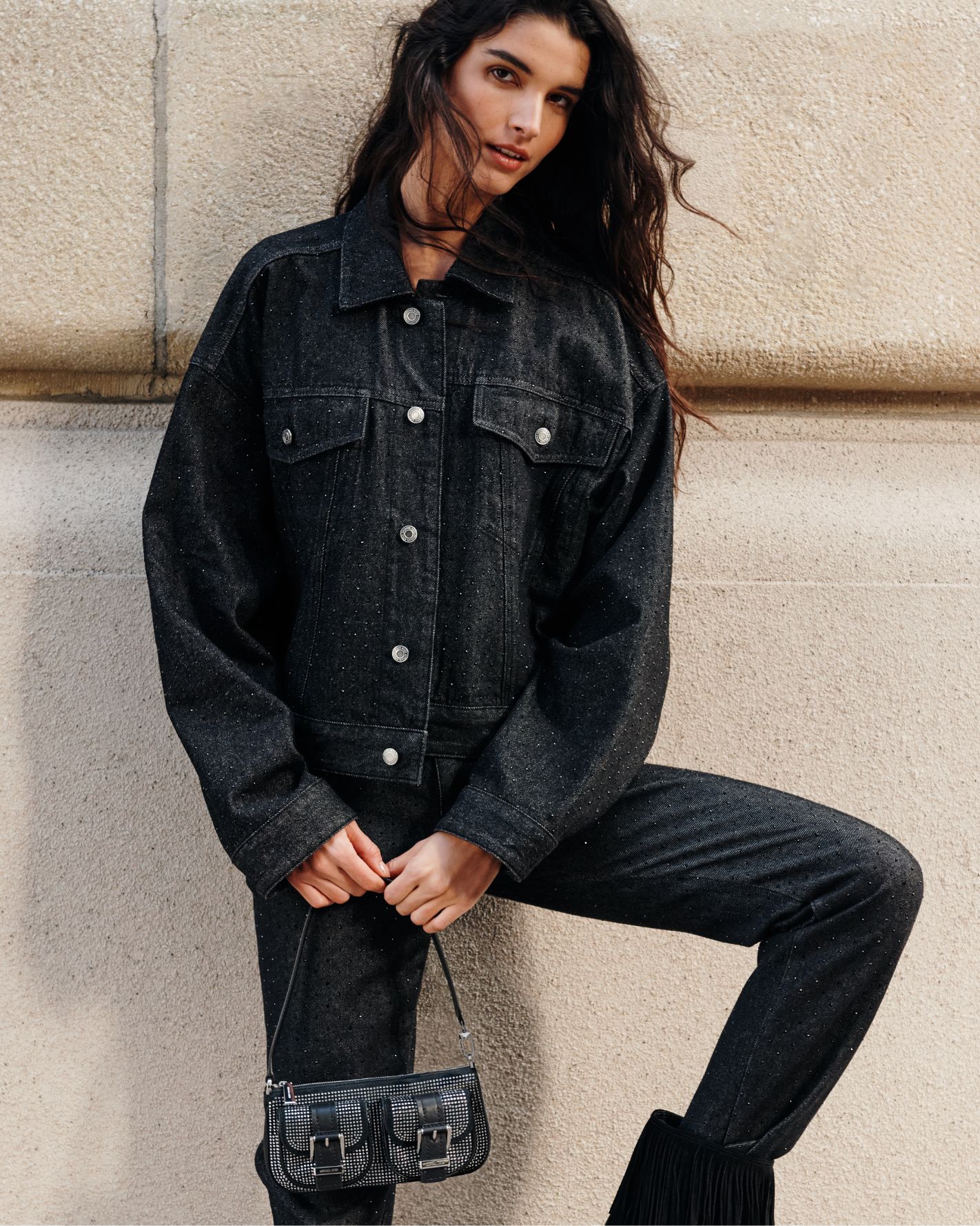 estilo denim en tono negro con minibolso con tachuelas