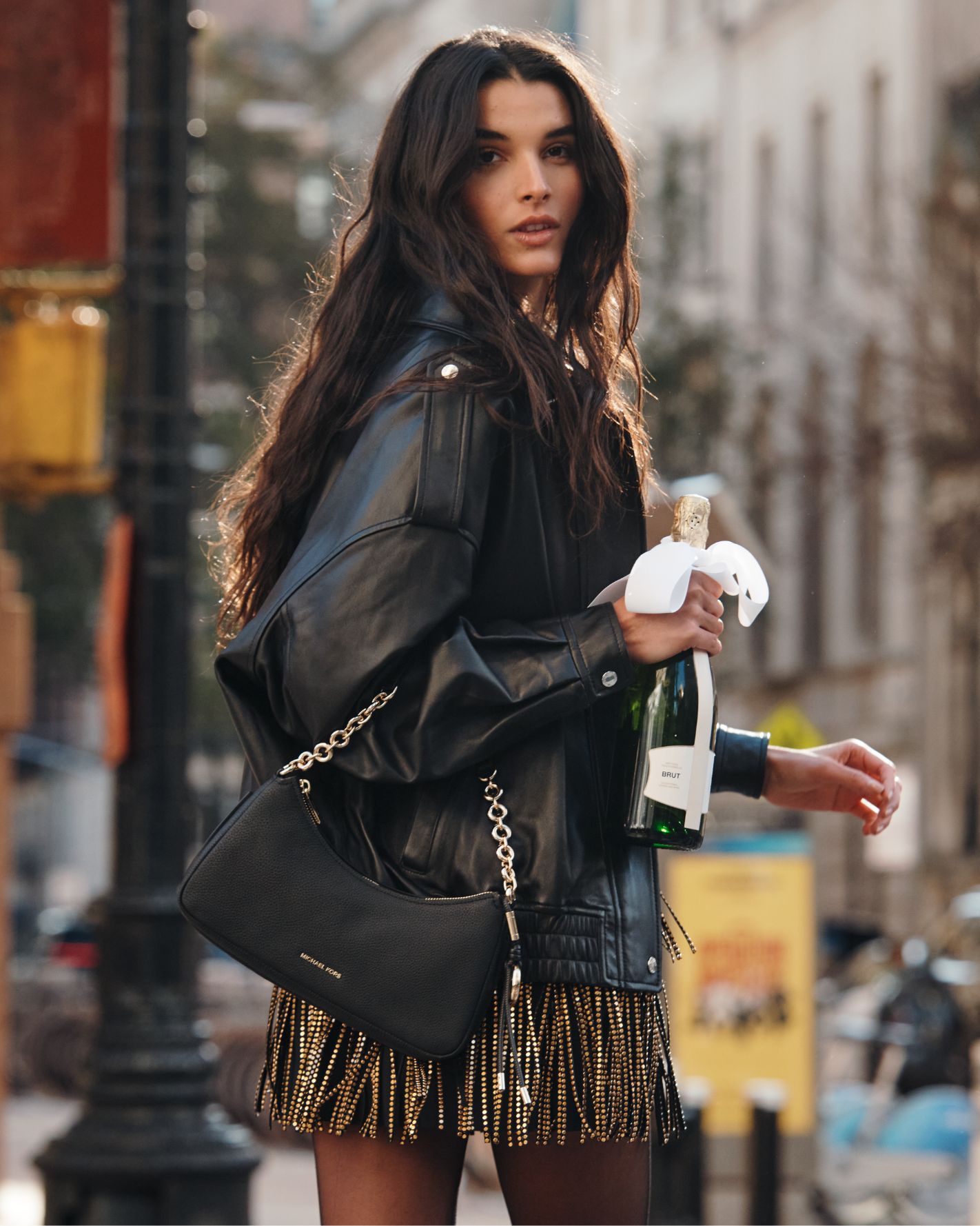 estilo para fiesta con minibolso de mano jana