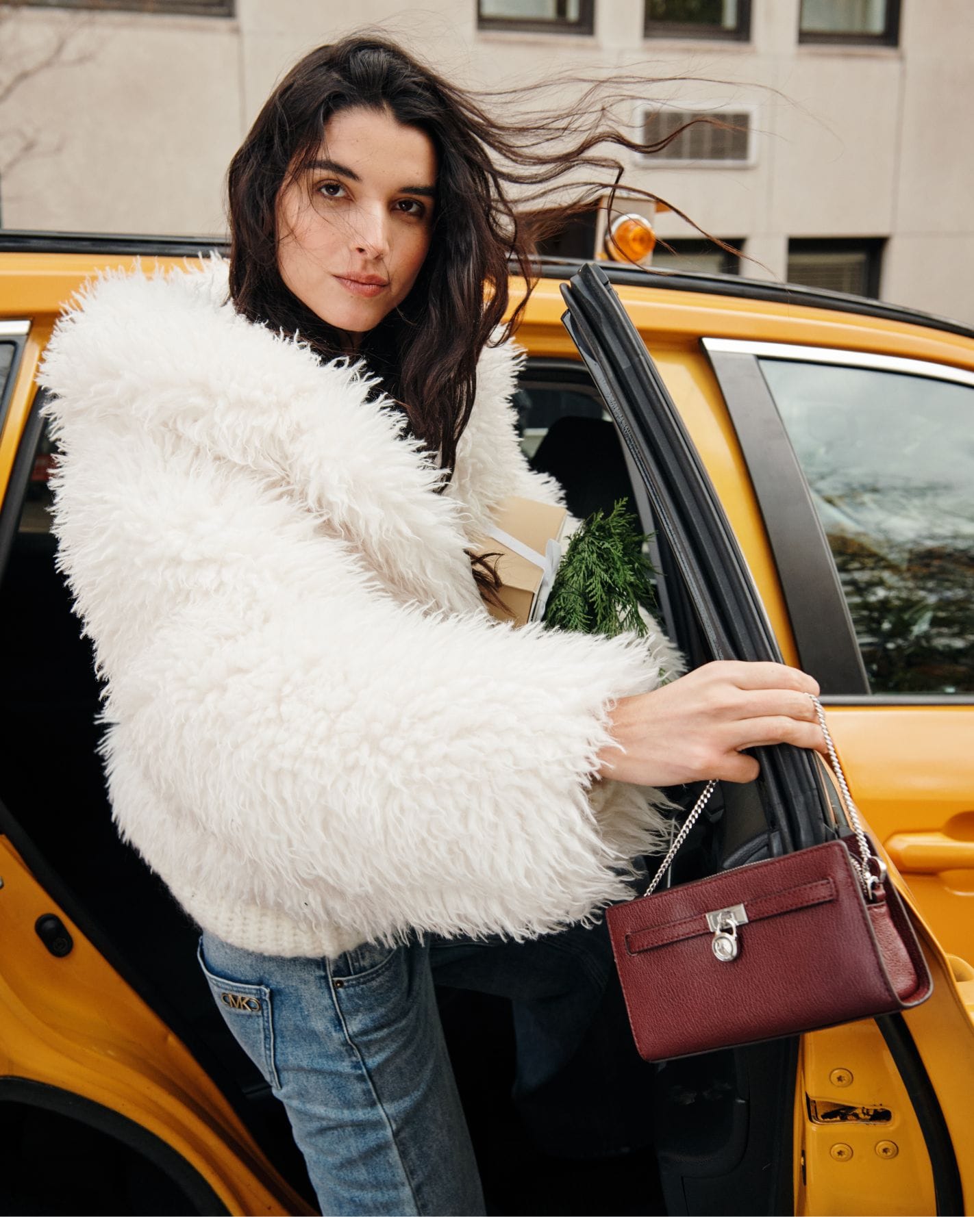 chaqueta en tono blanco y minibolso