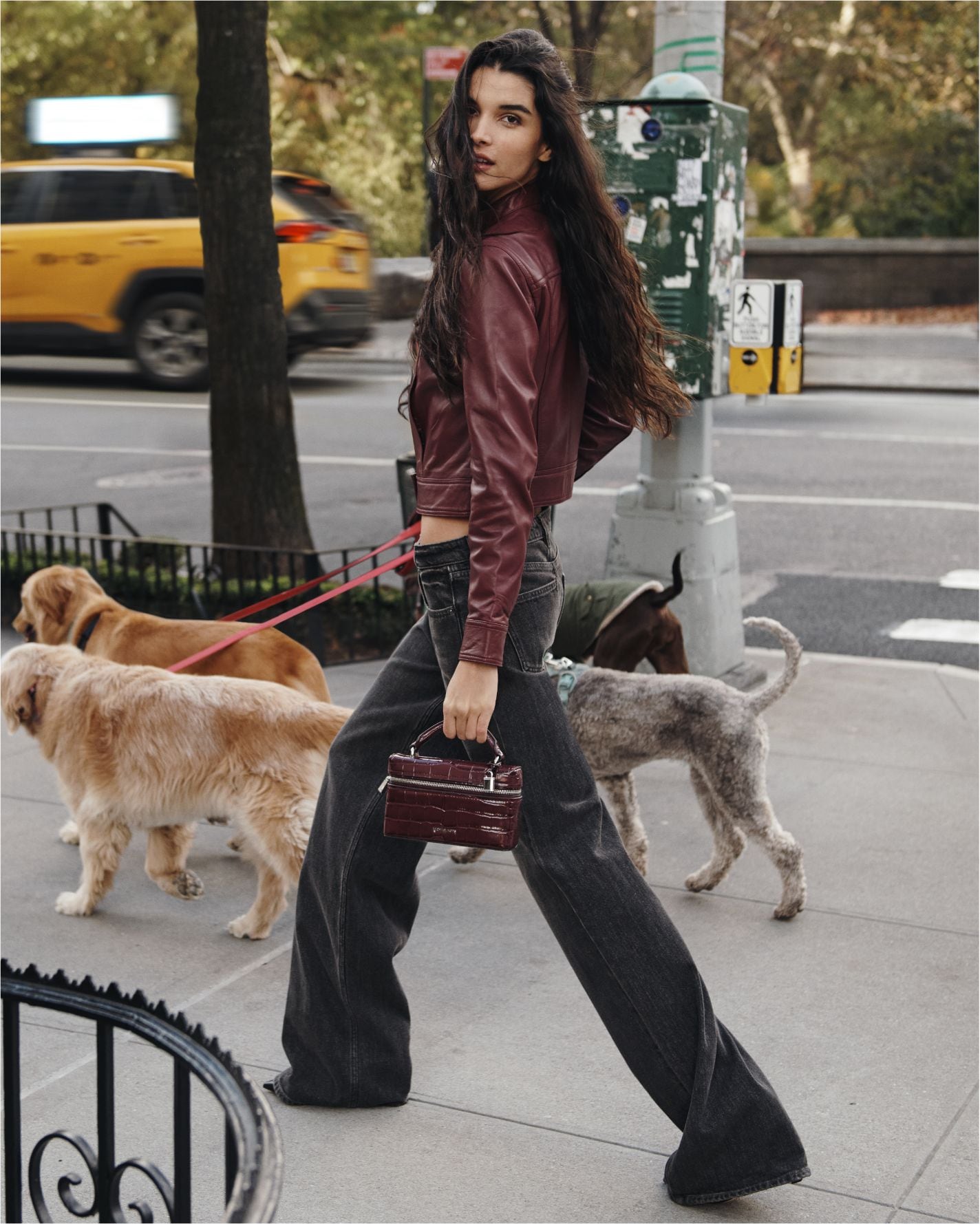 chaqueta de piel para motociclista y un minibolso