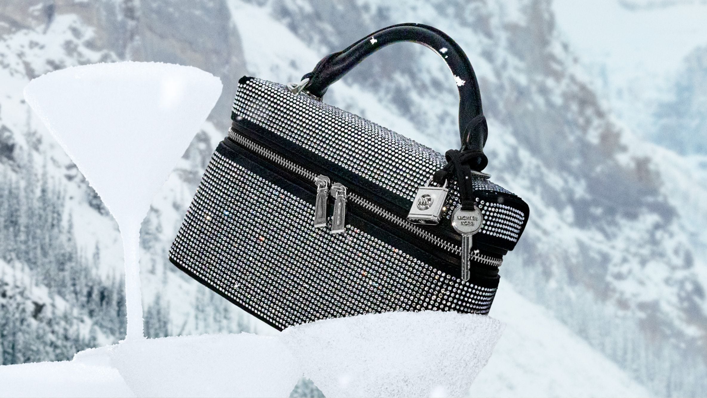 minibolso en tono plateado con tachuelas