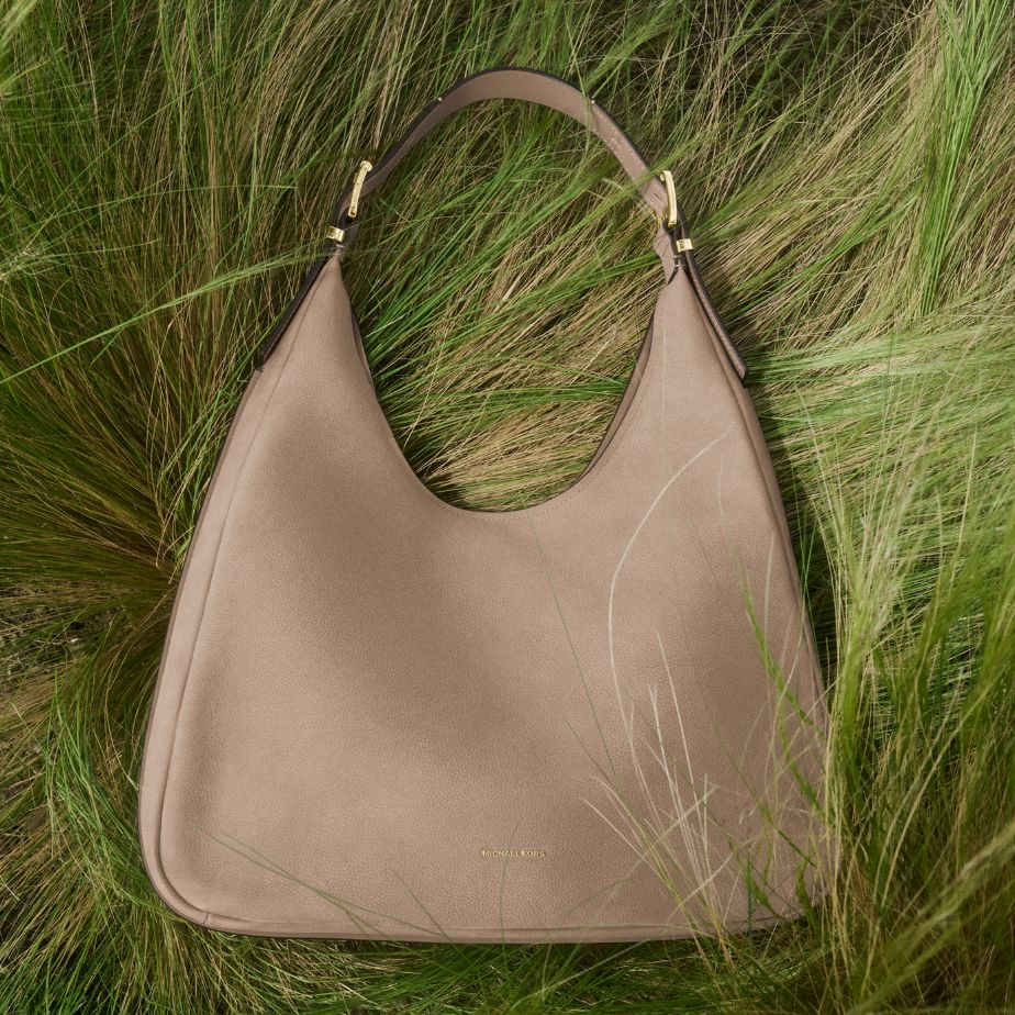 sac nolita en cuir gris dans l’herbe