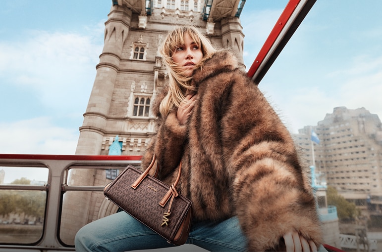 suki portant un manteau en fourrure
