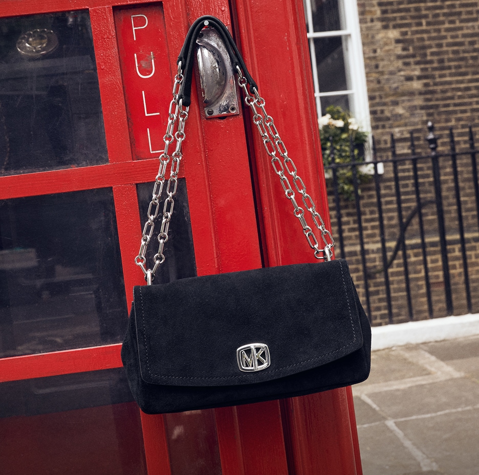 sac noir suspendu &agrave; une porte