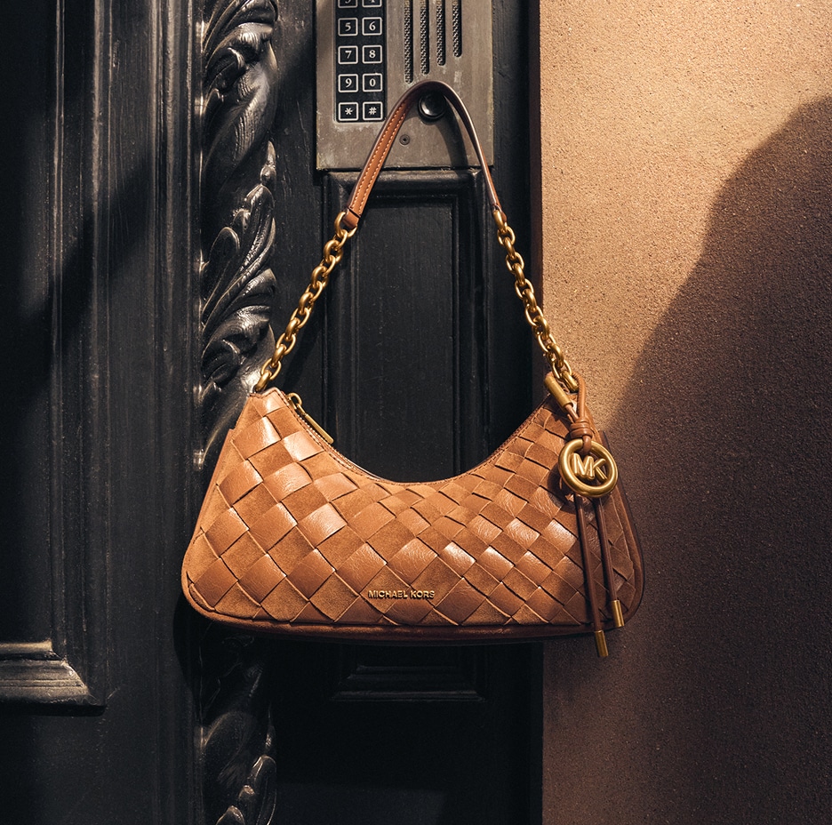 sac &agrave; &eacute;paule suspendu &agrave; une porte