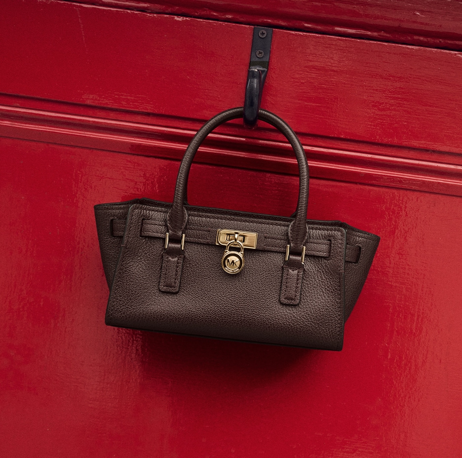 mini sac suspendu &agrave; une porte